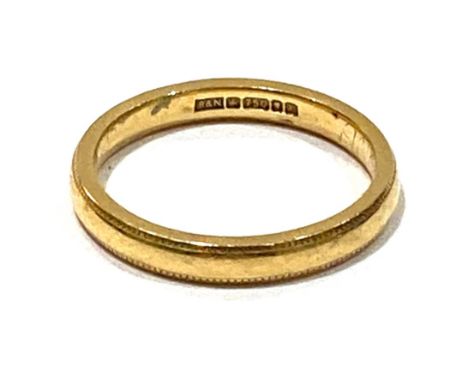 An 18ct yellow gold wedding band ring, decorated with delicate beaded edges, 2.7mm wide, size N/O, 3.7g.