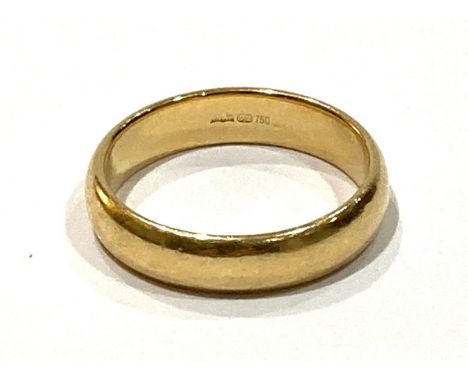 An 18ct yellow gold wedding band ring, 4.8mm wide, size S, 7.1g.