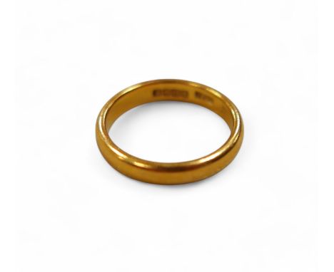 A 22ct gold ring, size K, 4.4g.