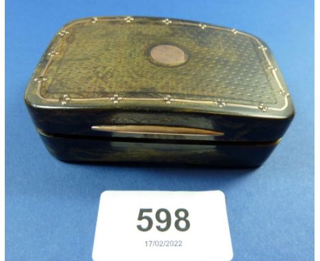 A 19th century pressed horn and gold inlaid snuff box, 8 x 5cm