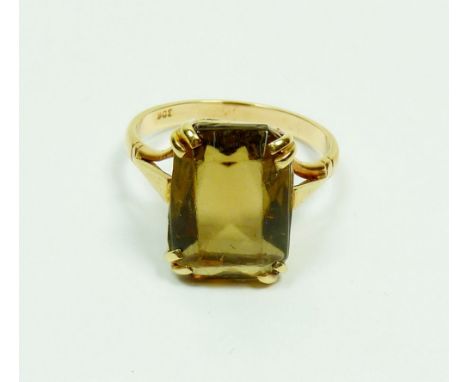 A 9ct gold ring set with a yellow/brown stone, Size R, 4g 