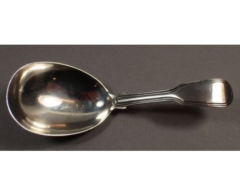 A fiddle and thread pattern silver caddy spoon, London 1823 by RP 