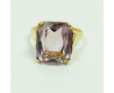 A 9ct gold amethyst set ring with heart design gallery, size I-J, 2.6g 