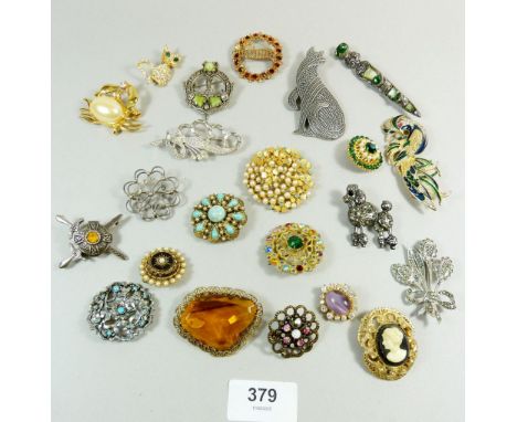 A quantity of vintage costume brooches to include a cat brooch signed JJ 1988 