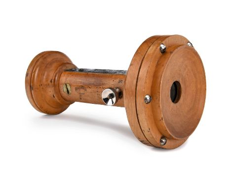 Fernsprecher von "L.M. Ericsson" in Stempelform, um 1880Gedrechseltes Nußbaum, vernickelte Metallteile, geprägt mit "2200H.v.