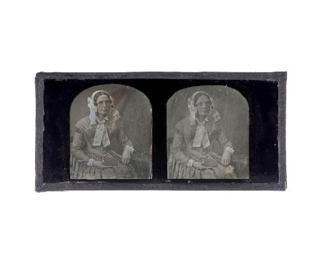 Claudet-Stereodaguerreotypie, um 1855Antoine Claudet, England. 8,6 x 17,7 cm, Damenbildnis, mit rückseitigem Claudet-Etikett.