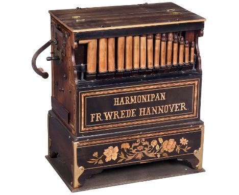 Harmonipan-Walzendrehorgel von Fritz Wrede, um 1920Hannover. 26 Tonstufen, 2 Register, 3 Reihen Pfeifen inklusive sichtbarer 
