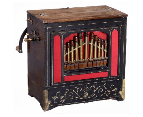 Kleine Walzendrehorgel, um 1880Unbezeichnet, vermutlich Schwarzwald, 25 Tonstufen, 8 Melodien, gedeckte Pfeifen, Bodenpfeifen