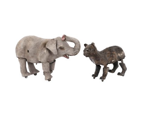 Schreitender Elefant von Gaston Decamps, um 1930Mit lederbezogenem Pappmaché-Körper, hochgezogenem Rüssel, Glasaugen, Federwe