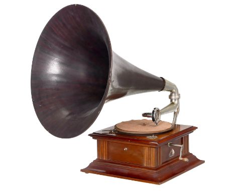 Trichtergrammophon HMV, um 1915His Master's Voice. Mahagonigehäuse, Glimmerschalldose (defekt), Zweifach-Federmotor, großer M