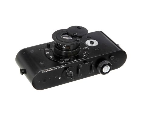 Nachbildung der Ur-LeicaLeitz, Wetzlar. Offizielle Replika des Prototyps von 1913, mit Gravur: "Nachbildung der Ur-Leica", Fu