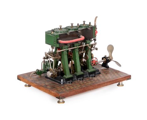 Dreizylinder-Schiffs-Verbunddampfmaschine, um 1960Funktionsmodell aus Messing, poliertem Stahl und Gußmetall, mit Hoch-, Mitt