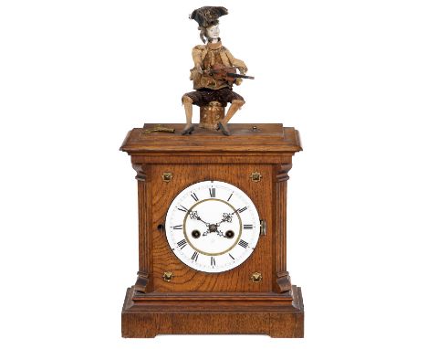 Kaminuhr von Junghans mit Puppenautomat, um 1900Mit emailliertem Zifferblatt, 14 cm, mit der Aufschrift "J" in Stern, römisch