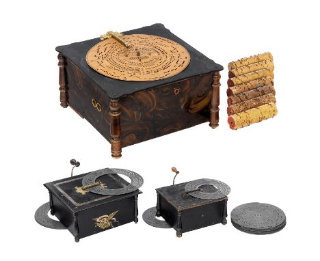 3 Organetten, ab 18901) "Ariston", Hersteller: Paul Ehrlich, Leipzig. 24 Tonstufen, für Platten aus Karton mit Ø 33 cm, Holzg