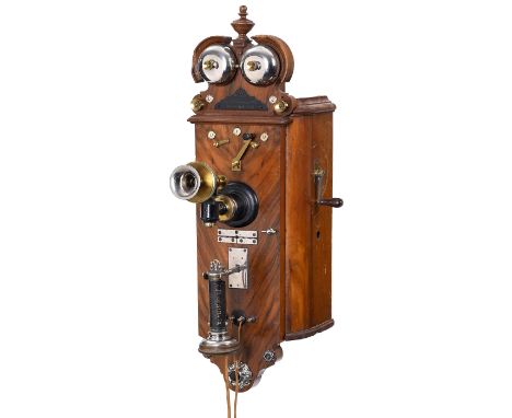 1. komplettes Wandtelephon von L.M. Ericsson, 1880Modell "Coffin", gemarkt: "Patent L.M. Ericsson & Co., Stockholm", mit Heli