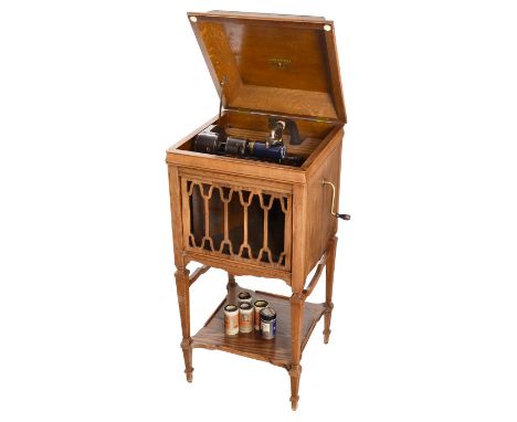 Phonograph "Edison Amberola" Modell 3, ab 1912Mit Opera-Mechanik und innenliegendem Trichter, Serien-Nr. 698, für 4-Minuten-Z