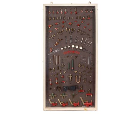 Schautafel mit Ersatzteilen von Dampf­maschinen, um 1980Steam Age, ca. 150 Teile, mit Absperrhähnen, Dreiwege-Verbindungen, M