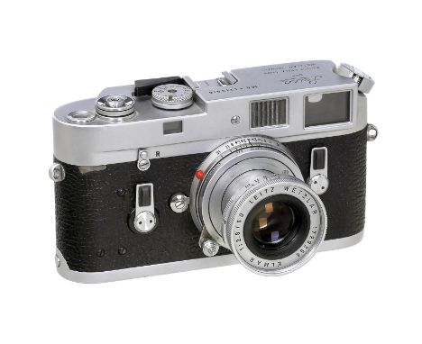 Leica M4 mit Elmar 2,8/50 mm, um 1968/69Leitz, Wetzlar. Nr. 1213916, mit Gehäusedeckel, unterhalb des Auslösers Fehlstelle in