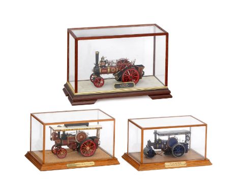3 englische Dampfmodelle von Wills Finecast, um 1980Maßstab 1:32, lackiertes Weißmetall, Länge jeweils 18 cm, in Schaukasten.