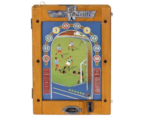 Geldspielautomat "Elektromat Fußball", 1952Günter Wulff, Berlin. Elektromechanischer Spielautomat, 220 Volt, Einsatz: 10 Pfen