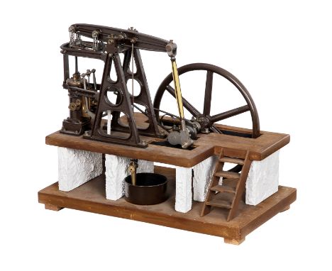 Modell-Dampfmaschine Typ "James Watt", um 1980Niederdruck-Balancierdampfmaschine, aus Eisen und Messing auf Holzsockel in der