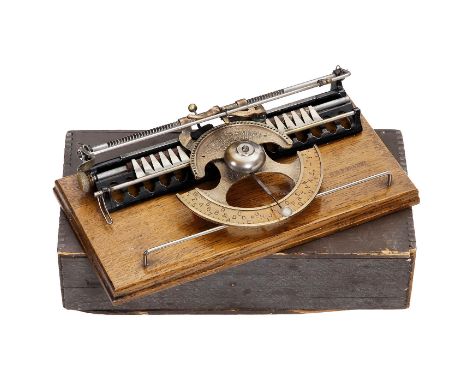 The World Typewriter No. 1, ab 1886Frühe Zeigerschreibmaschine mit halbrunder Typenplatte, patentiert von John Becker im Jahr