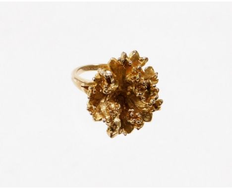 A 9ct gold abstract design dress ring, the central leaf flared design on two splayed shoulders, on a yellow metal band, ring 