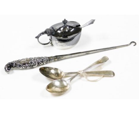 A group of silver trinkets, to include a silver mustard and spoon, Birmingham assay, two silver teaspoons, London 1900 and a 