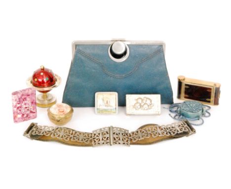 A collection of 1930s and later ladies vintage accessories to include a Parker Wunup cigarette case, various powder compacts,