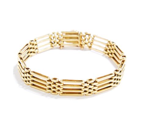 GOLD FANCY LINK BRACELET in 15ct yellow gold, comprising of a gate link chain, stamped 15CT, 15.3g.