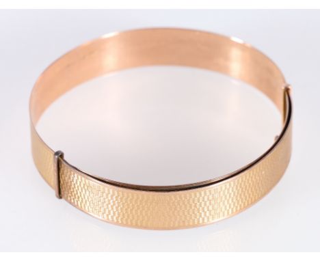 Art Deco style 9ct gold strap bangle with engine turned decoration by maker EAP, stamped 9ct, 16g Condition Report:Diameter o