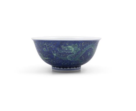 A DOUCAI DRAGON BOWL DECORATED IN BLUE GROUND WITH GREEN ENAMELLED DRAGON, MARK KANGXI 20世纪 康熙款 斗彩蓝地龙纹碗 China, 20th century D