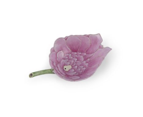 A FAMILLE ROSE FLOWER-SHAPED ‘QIU CAO BEI’ POURING VESSEL, SIGNED AND DATED 1908 清光緒 1908年 粉彩 楷書款「大清光緒三十四年安徽太明湖附近秋操紀念杯」 The b
