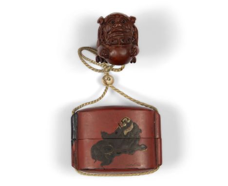 *WOODEN INROwith one compartment, Japan Edo period XVIII°, red & black lacquered representing a Shishi (FÖ dog/Buddha mount) 