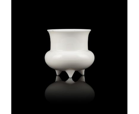 A BLANC-DE-CHINE TRIPOD INCENSE BURNER 清代 19世纪德化白釉三足香炉 China, 19th century H.7.2cm