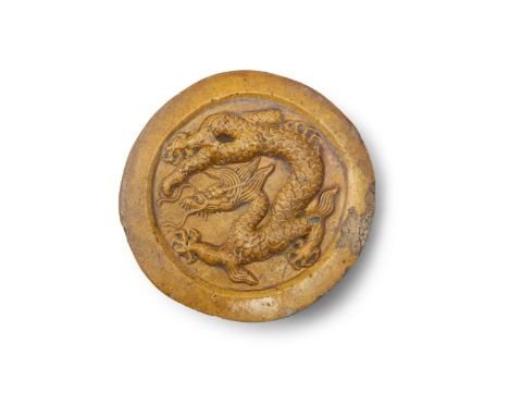 A YELLOW GLAZED POTTERY 'DRAGON' ROOF TILE 明代 琉璃黄釉行龙瓦当 China, Ming dynasty (1368-1644) D.17.8cm