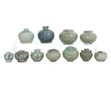 A LARGE GROUP OF ASSORTED JARLETS
Comprising of four Longquan celadon glazed examples, each with two lugs at shoulders, a blu