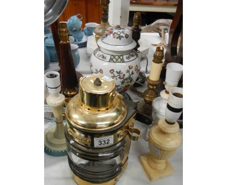 A mixed lot of lighting including table lamps