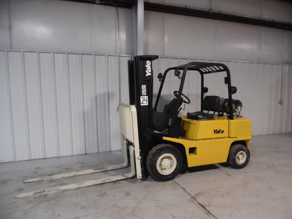 Lot 24 - Yale forklift model GLP050 Pneumatic tire forklift. 5000 lb capacity, 3 ...