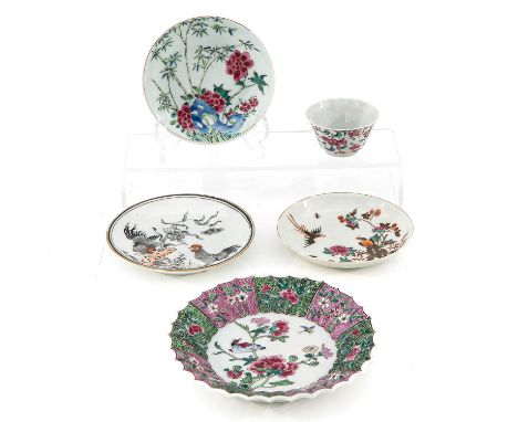 Including 1 cup and 4 saucers, in a variety of decors, largest saucer is 16 cm. in diameter, in diverse conditions.