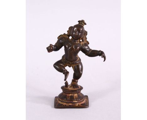 A 17TH / 18TH CENTURY SOUTH INDIAN BRONZE FIGURE OF BABY KRISHNA , 7cm high.