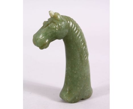 A GOOD ISLAMIC  MUGHAL CARVED JADE HORSE HEAD DAGGER HANDLE, carved with a horses head, 11.5cm.