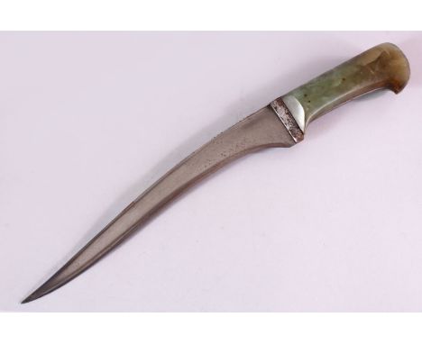 A 17TH / 18TH CENTURY  INDIAN MUGHAL JADE HANDLE WATERED STEEL DAGGER, 34cm.