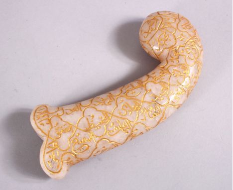 A 19TH / 20TH CENTURY CARVED JADE MUGHAL DAGGER HANDLE - with carved and gilded calligraphic decoration, 13cm