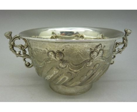 A silver two handled sugar basin, Sheffield 1902, weight 132g