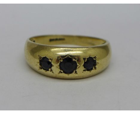 A gentleman's 9ct yellow gold and sapphire ring, weight 4.3g, size R