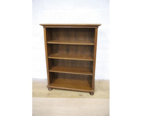 Free standing Three shelf Oak Bookcase in very good condition. Measures approx H:43 x W:33 x D:13 inches. Adjustable shelves 