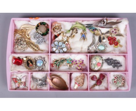 A tray of costume brooches. Including enamel, floral, white paste set examples, etc.  