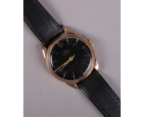 A gents 9ct gold Smiths De Luxe manual wristwatch on leather strap. With baton markers and black dial.  Running.