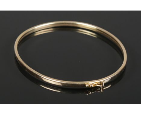 A .333 Gold bangle, with hinged clasp. Stamped on inside of bangle. Total 2.48g.  